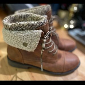 White Mountain boots 8.5
